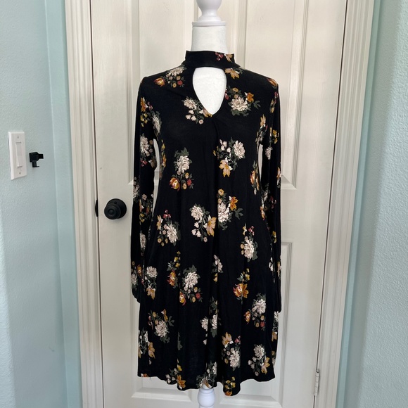 Socialite Dresses & Skirts - NWT Nordstrom Socialite Floral Cut-Out Dress